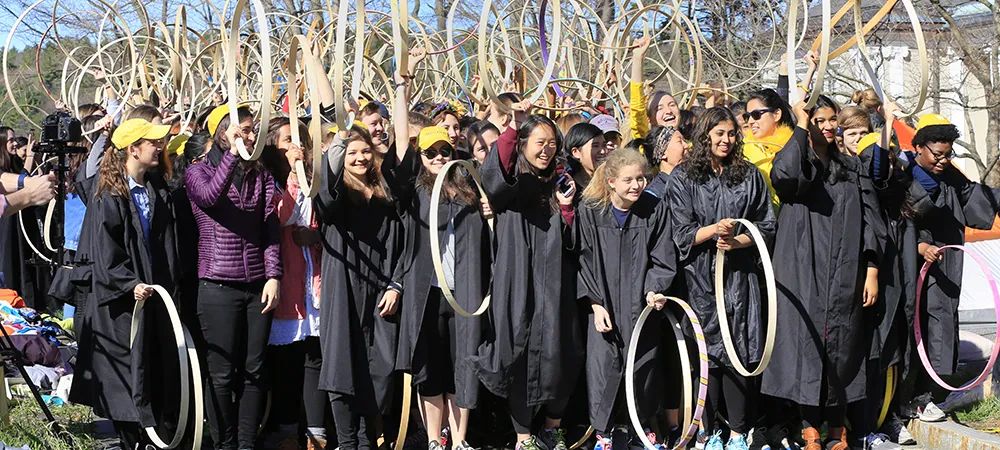 毕业也内卷？美国大学都有哪些仪式感满满的毕业传统？