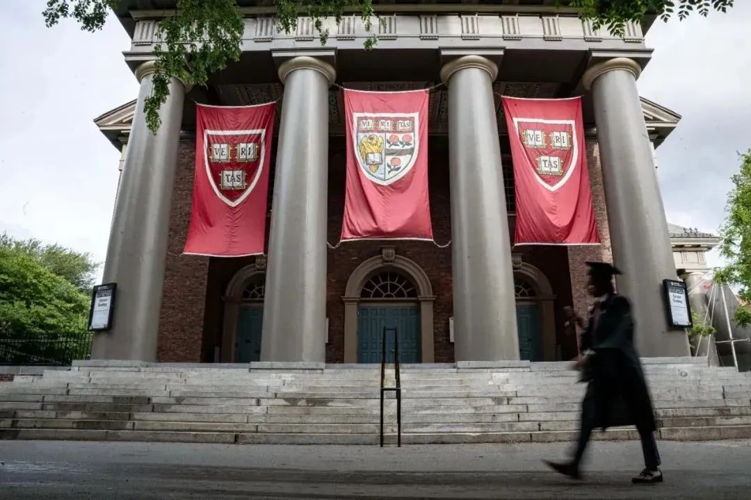 特朗普继续死磕哈佛,将对哈佛大学国际学生实行签证限制!还要不要去美国留学 特朗普继续死磕哈佛,将对哈佛大学国际学生实行签证限制!还要不要去美国留学